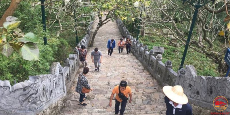 Du khách leo núi khám phá chùa Yên Tử, tận hưởng không gian thanh tịnh và thiên nhiên hùng vĩ.