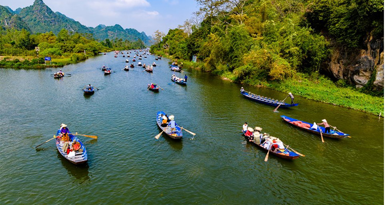Du khách trải nghiệm đi thuyền trên suối Yến vào Chùa Hương​