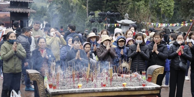 Không khí nhộn nhịp của lễ hội Chùa Hương mùa xuân