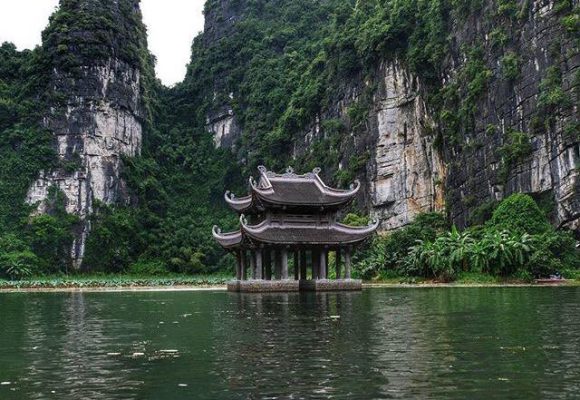 Khung cảnh non nước hữu tình tại Tràng An, Ninh Bình vào tháng 3, điểm đến lý tưởng cho du khách.